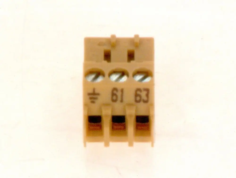 BOSCH Anschlussklemme in beige, dreipolig mit drei Anschlüssen. Sichtbare Markierungen für die Pole 61 und 63 sowie ein Erdungssymbol.